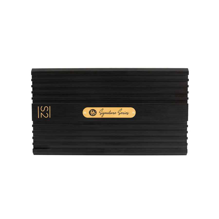 En svart förstärkare med guldpläterad logotyp och räfflad yta.