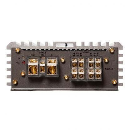 Fyrkanaligt slutsteg med anslutningar för högtalare och ström.