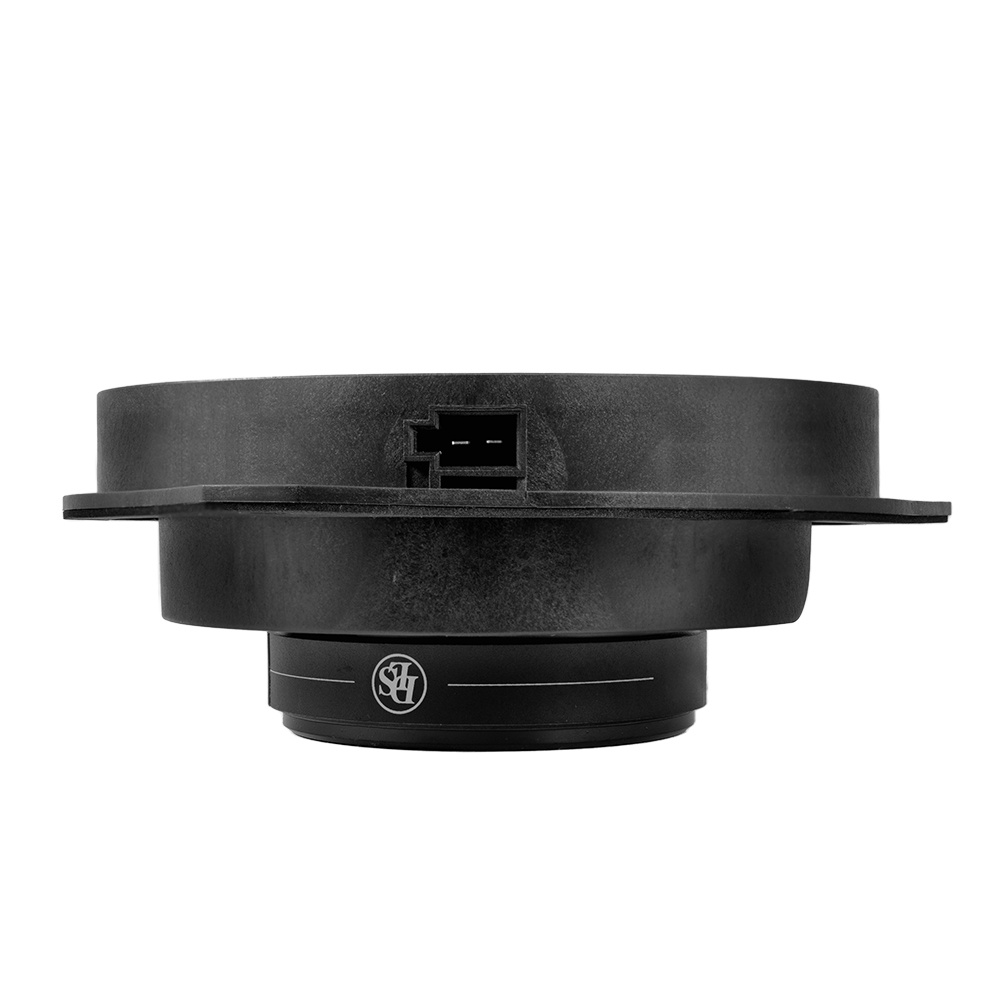 Svart bilkomponent, sannolikt en högtalare eller subwoofer.