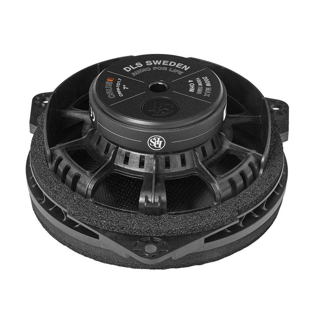 En bilhögtalare med svart design och kraftfull konstruktion.