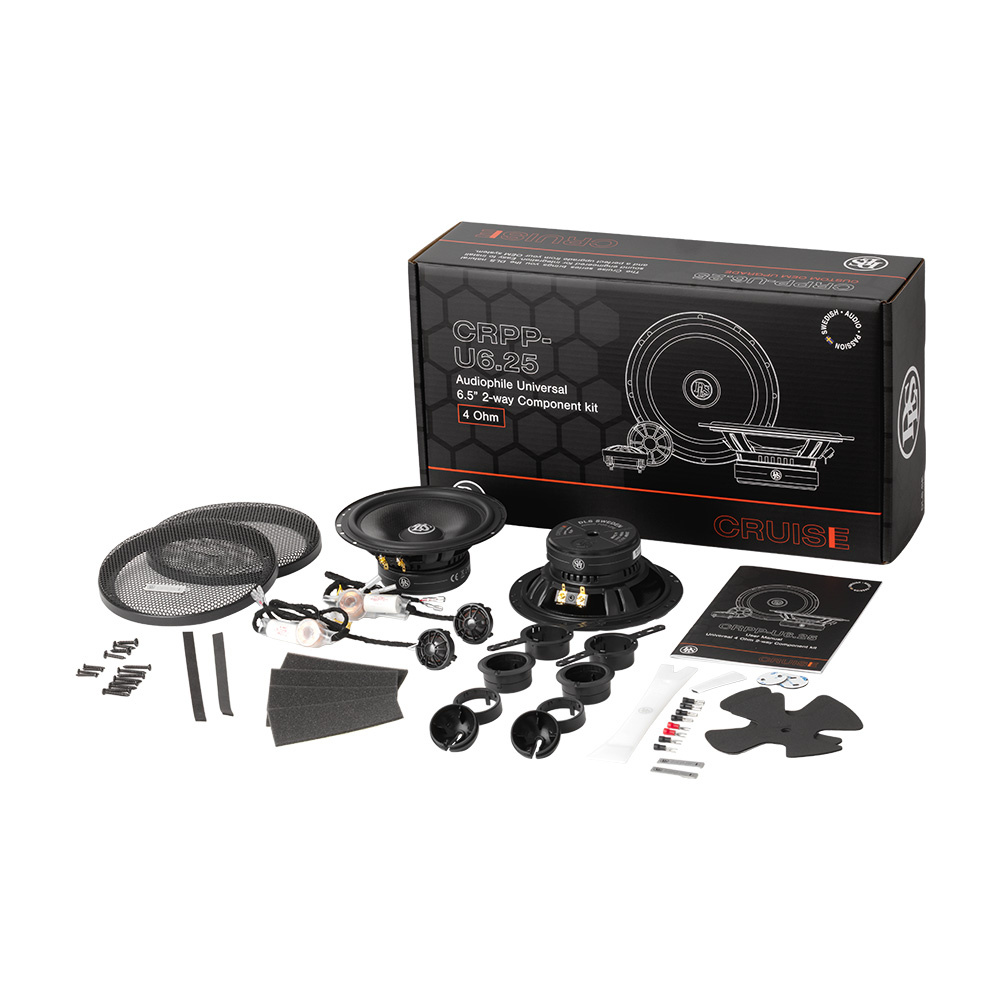 Installationskit med högtalare, fästen och tillbehör för ljudsystem.