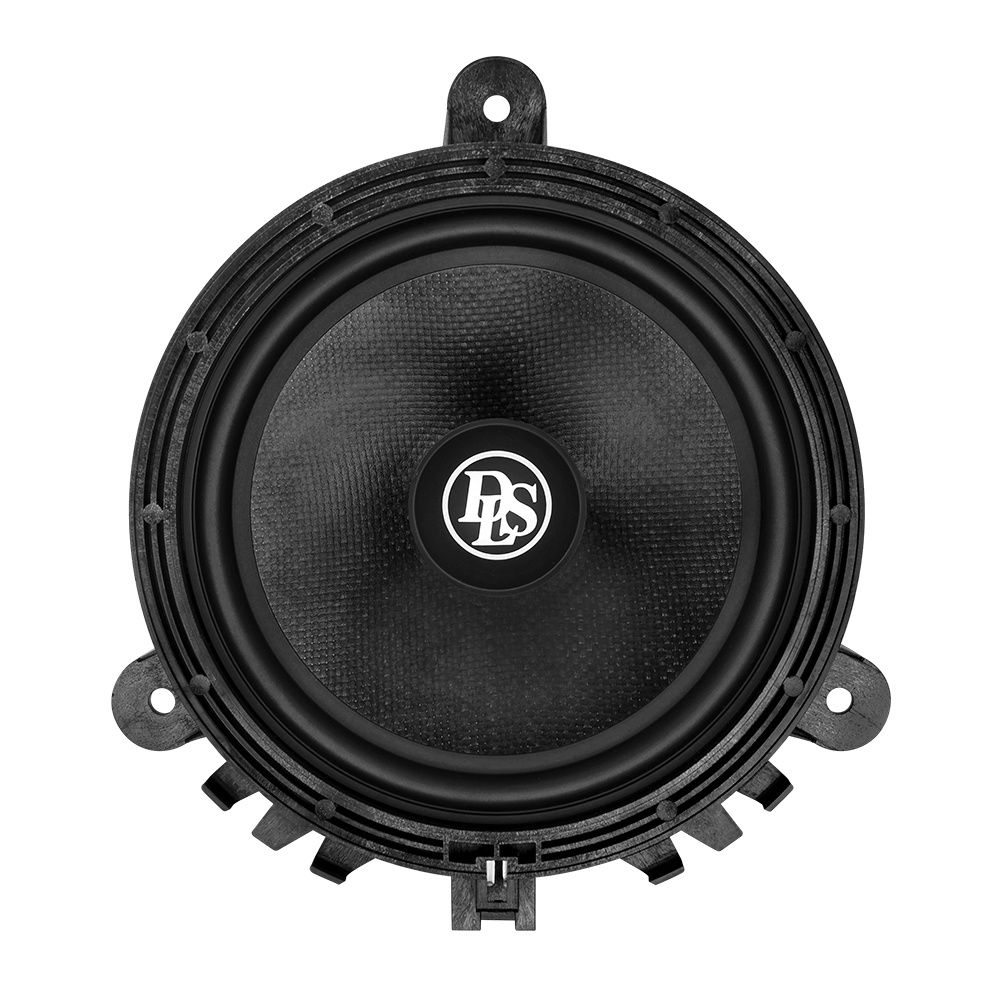 Högtalare med svart membran och logotyp, designad för Volvo.