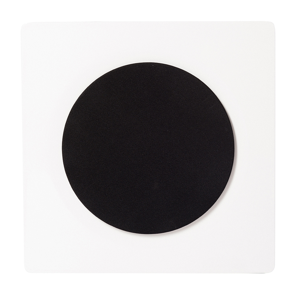 Vägghögtalare med vit ram och svart ljuddämpande cirkel i mitten.