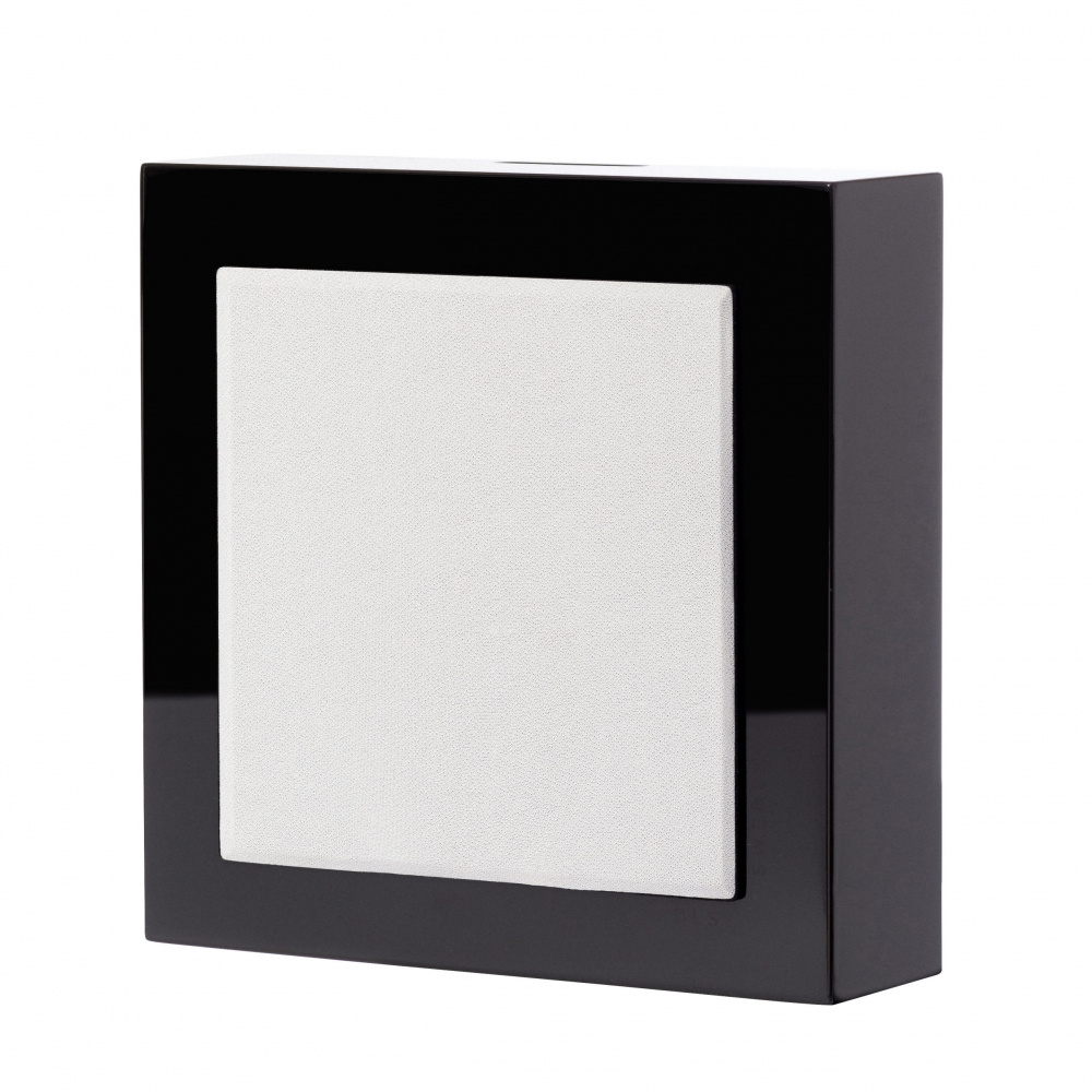 En stilren ljudlåda i svart pianolack med vit front.