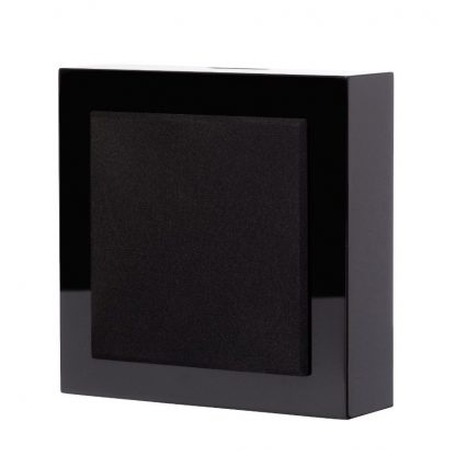 En svart högtalare med blank yta och en svart frontpanel.