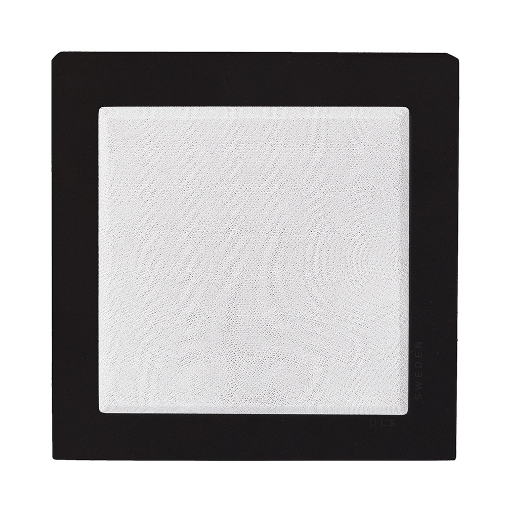 Mattsvart väggmonterad högtalare med vit front, stilren design.