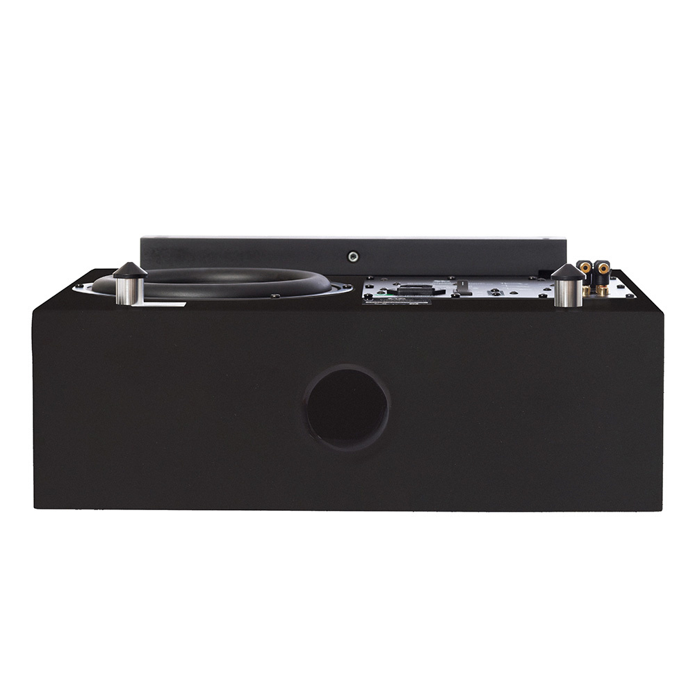Aktiv subwoofer i mattsvart, vägghängningsbar design.
