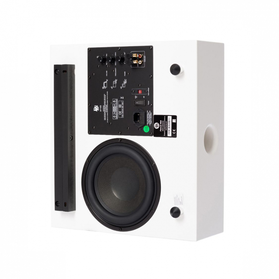 En mattvit aktiv subwoofer med bakre kontroller och högtalargaller.