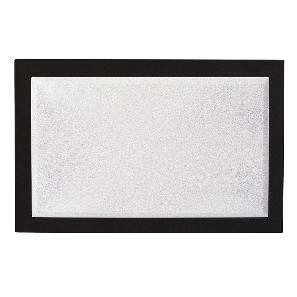 En vägghängningsbar aktiv subwoofer i mattsvart med vit front.