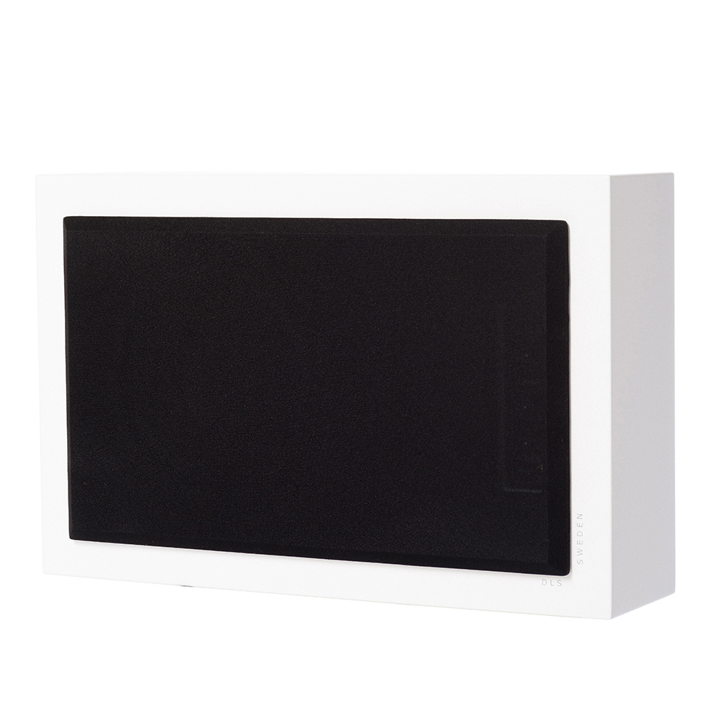 En mattvit vägghängd aktiv subwoofer med svart front.