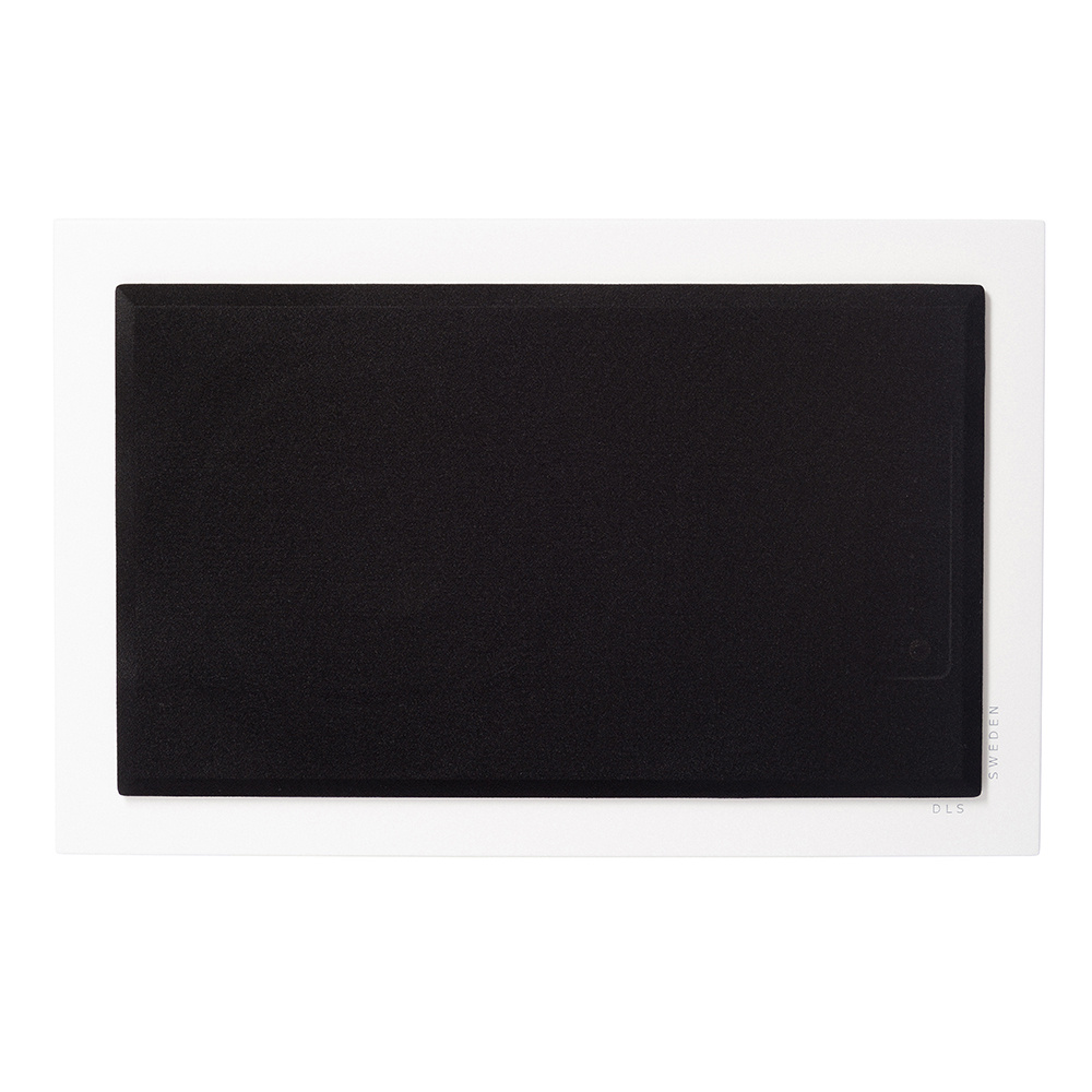 Vägghängningsbar aktiv subwoofer med svart front och mattvit ram.