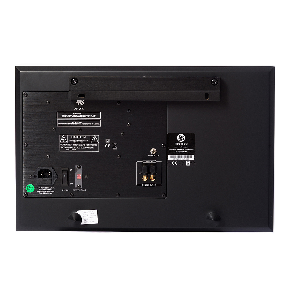 Vägghängningsbar aktiv subwoofer med anslutningar och strömbrytare.