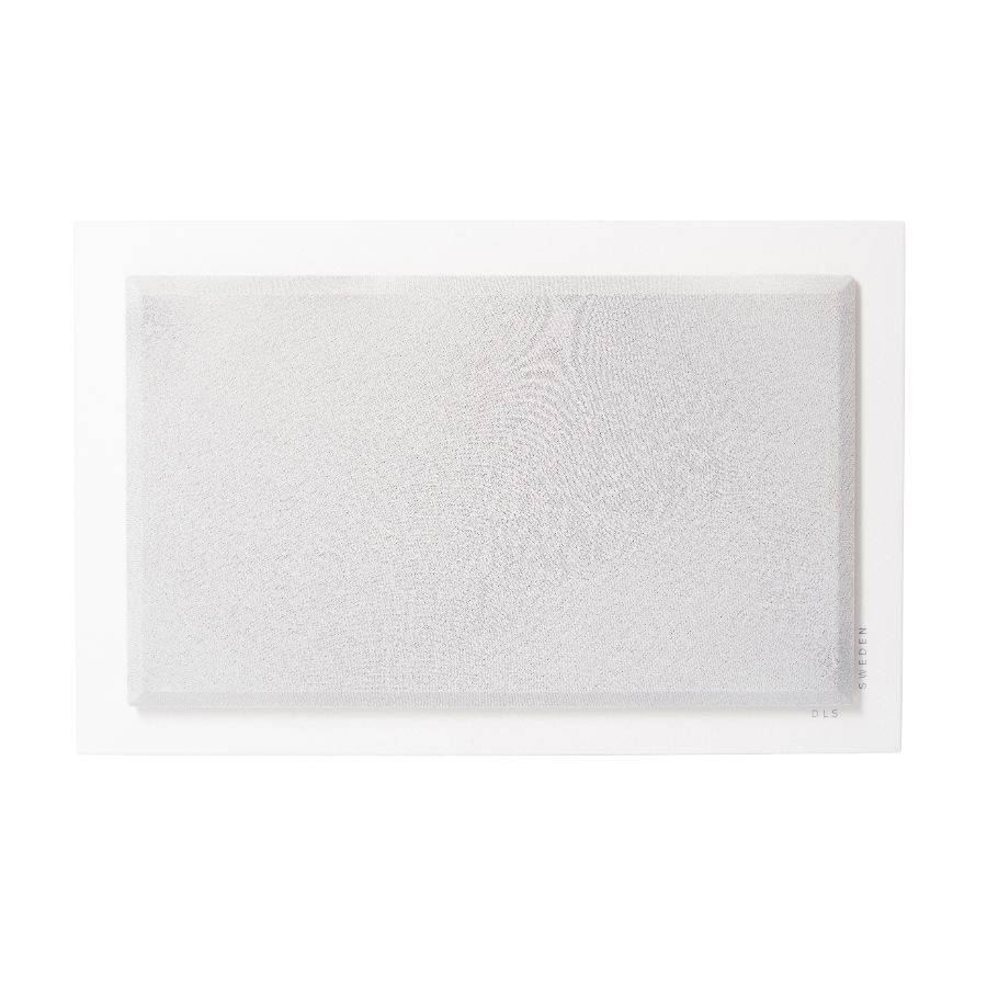 Vägghängd, mattvit aktiv subwoofer med slät yta och diskret design.