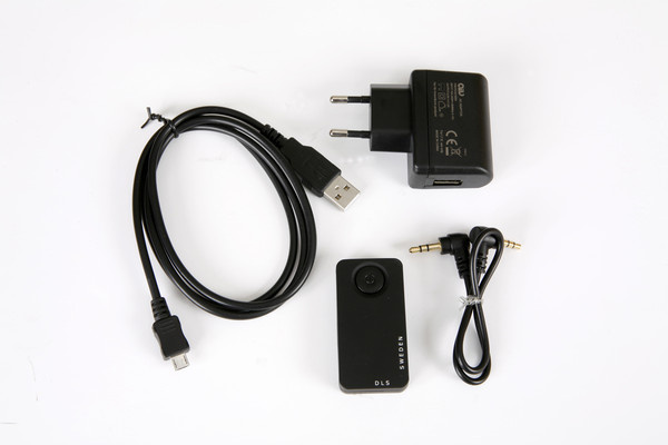 Produkten består av en Bluetooth-adapter, laddare och kablar.
