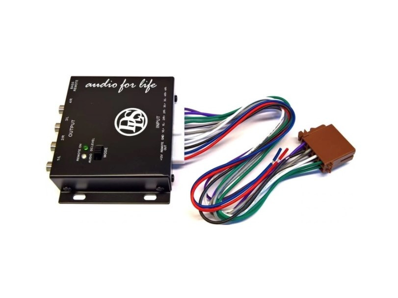 Hög/lågnivåomvandlare fyrkanal med flera kablar och anslutningar.