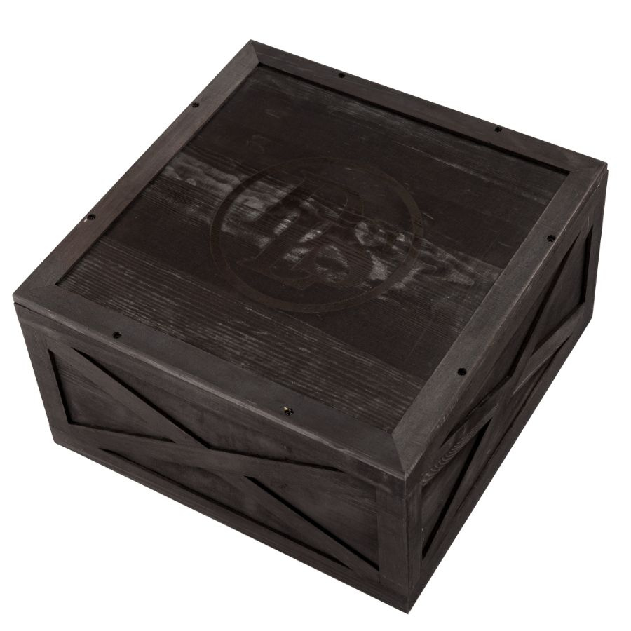 En svart trälåda med gravyr och en stabil design.