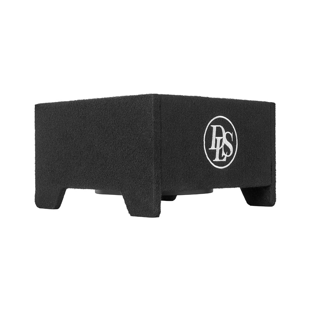 En svart nedåtriktad baslåda med DLS-logotyp.