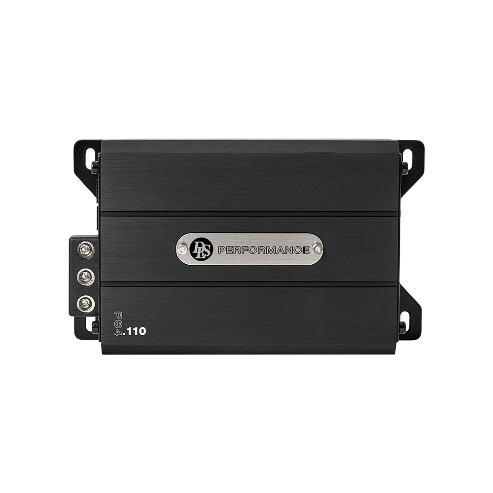 En kompakt, fyrkanalig förstärkare i svart aluminium.