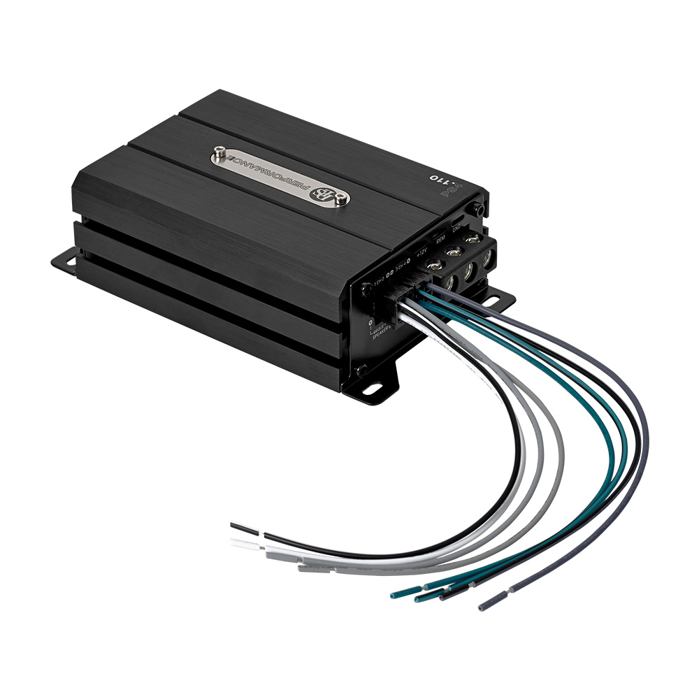 Ett kompakt fyrkanaligt slutsteg med flera anslutningar och en svart aluminiumkåpa.