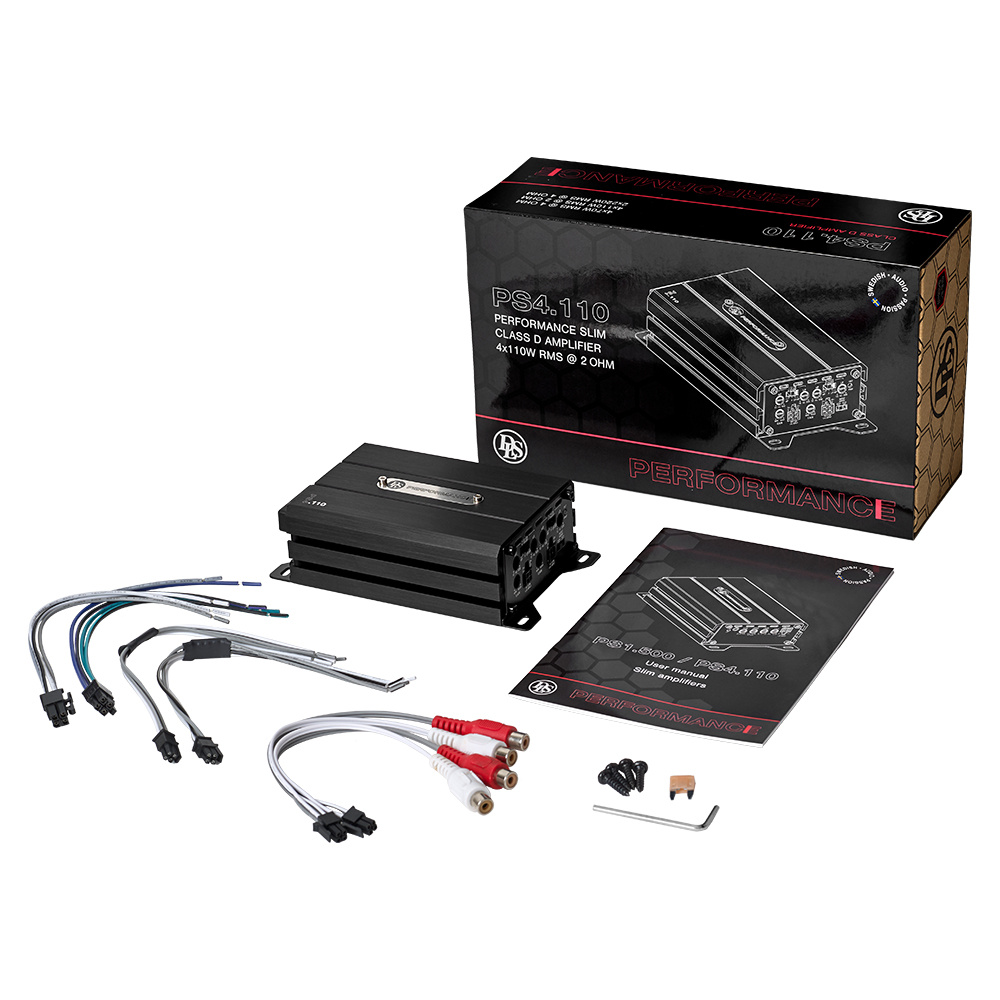 En kompakt fyrkanalig förstärkare med tillbehör och förpackning.