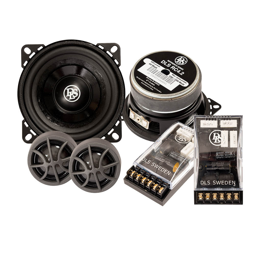 Högtalarsystem med två element, delningsfilter och monteringskomponenter.