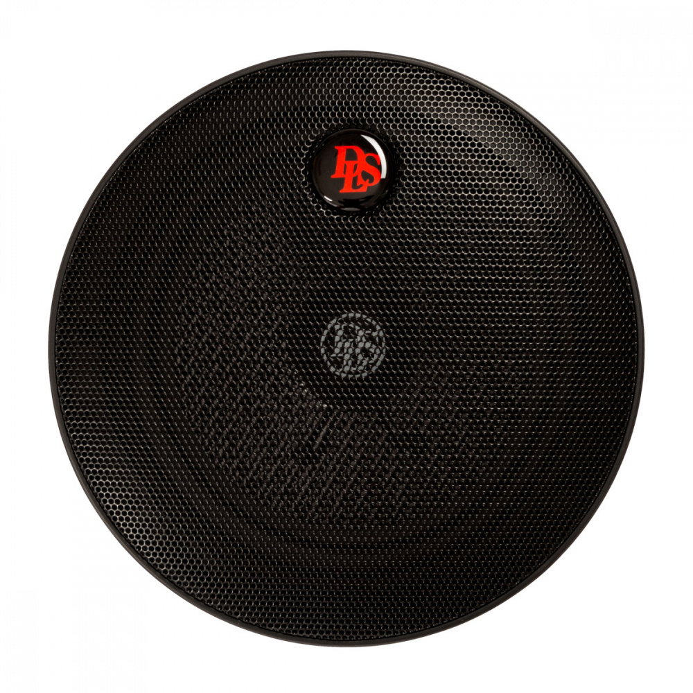 En rund svart högtalare med ett rutmönster och röd logotyp.