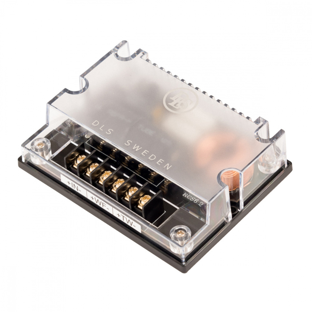 En transparent elektronisk komponent med anslutningar för högtalarsystem.