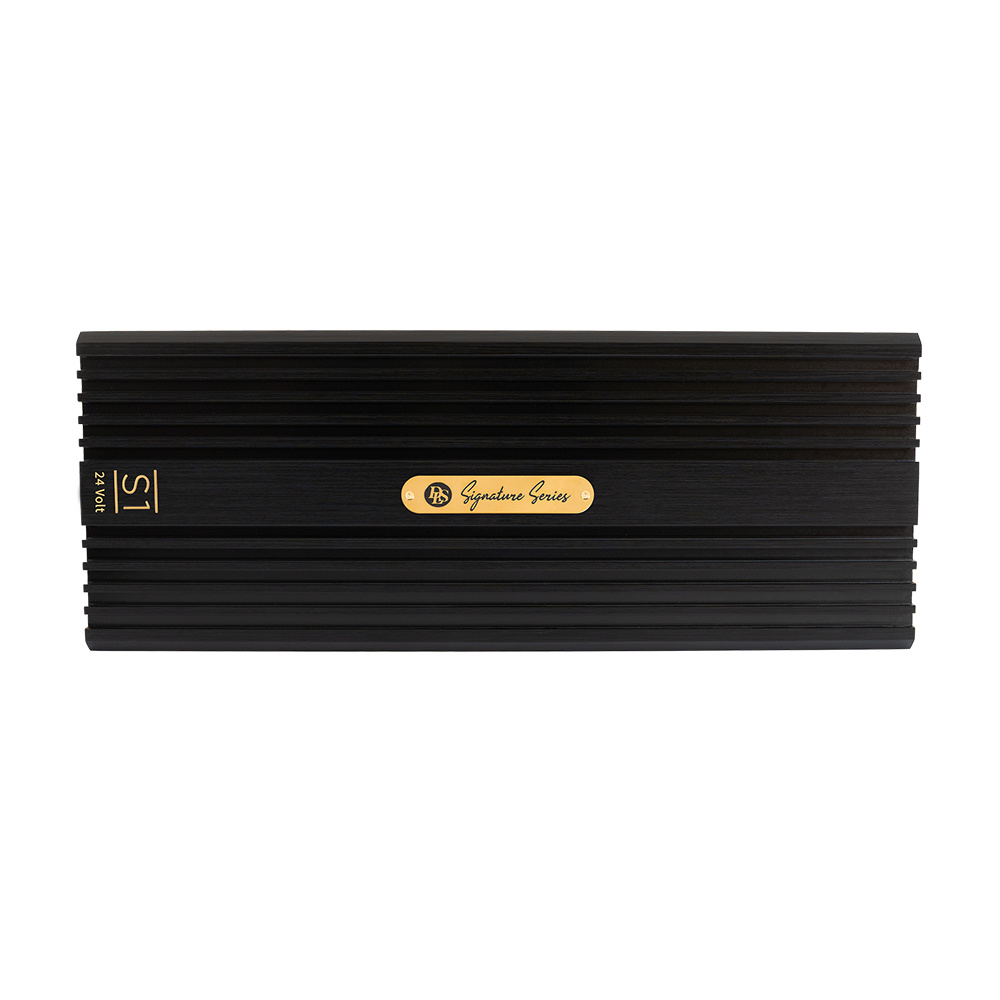 Monoblock förstärkare i svart aluminium med guldplåt, för lastbilar.