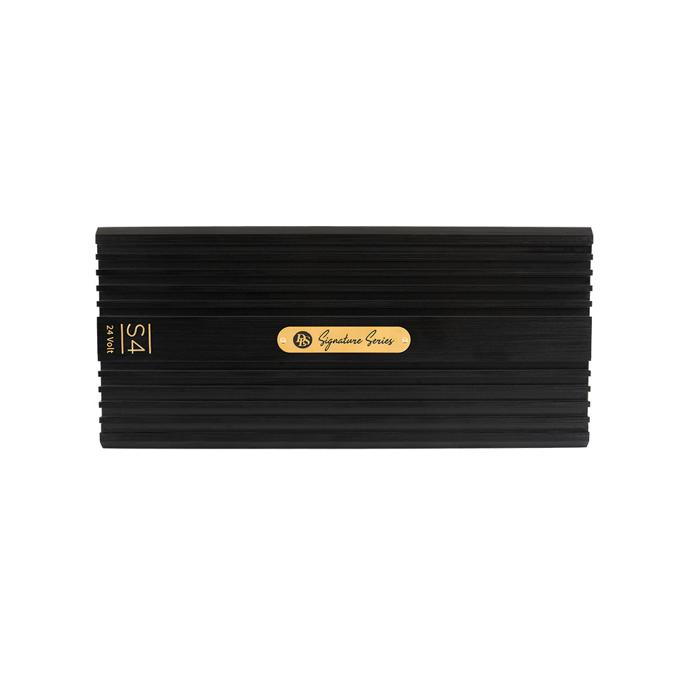 En svart fyrkanals förstärkare med guldsymbol och tydlig märkning.