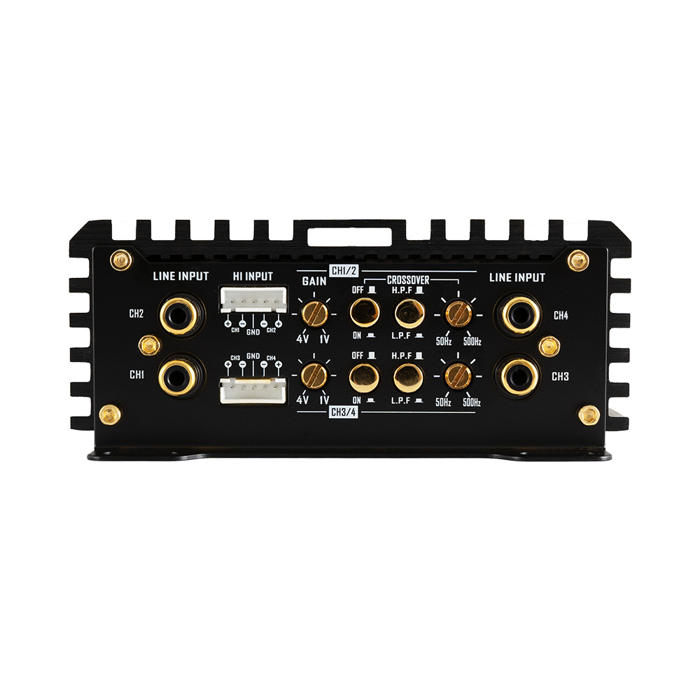 En fyrkanals ljudförstärkare med flera ingångar och inställningar.
