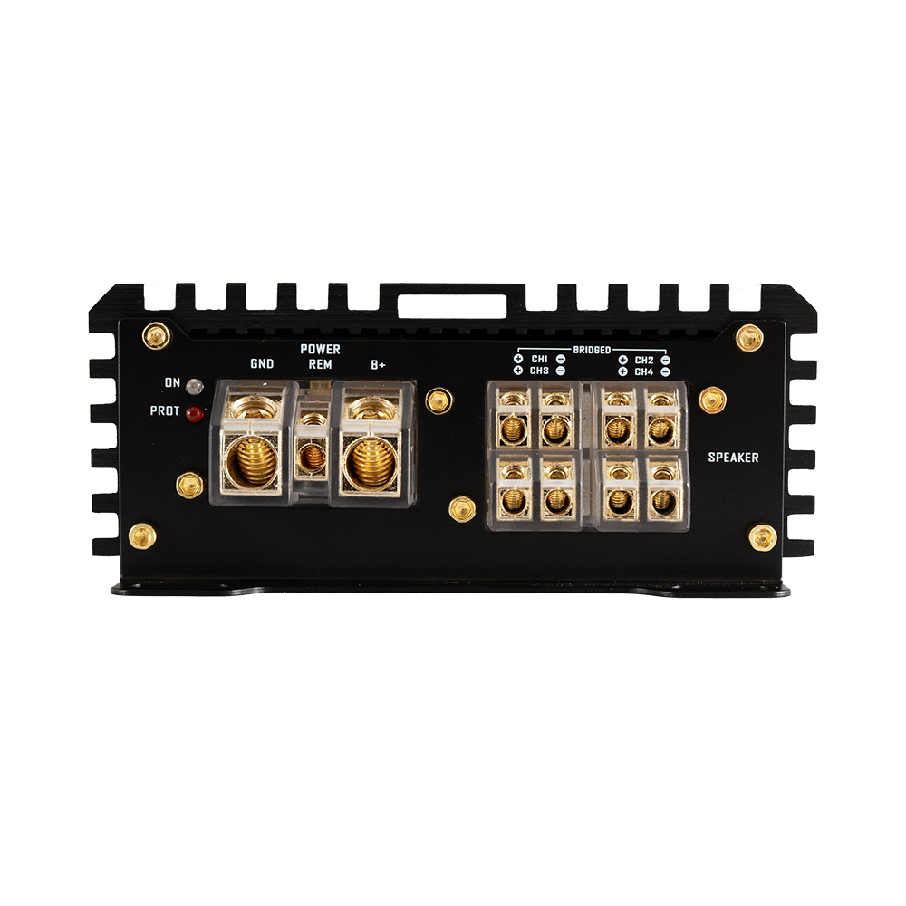 Fyrkanals förstärkare för lastbil med anslutningar för ström och högtalare.