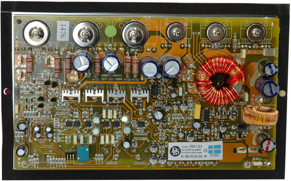 Kretskort med komponenter för DLS SBA-185 inbyggnadsförstärkare.