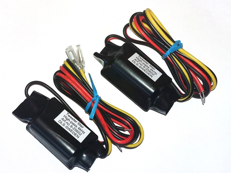 Två diskantfilter med kablar i olika färger.