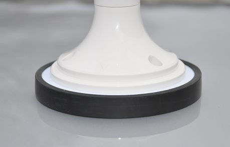 Magnetfäste av plast med gummiyta för stabil fäste.