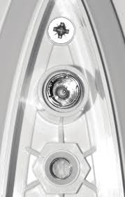 En del av en husbilsantenn med skruvar och kontakter.