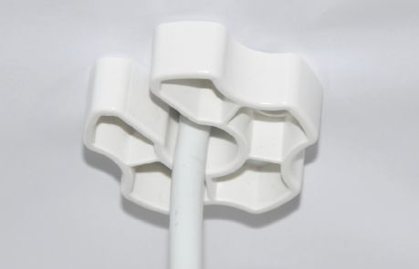 Vit antenn med rundad topp, avsedd för husbilar, 12/24V.