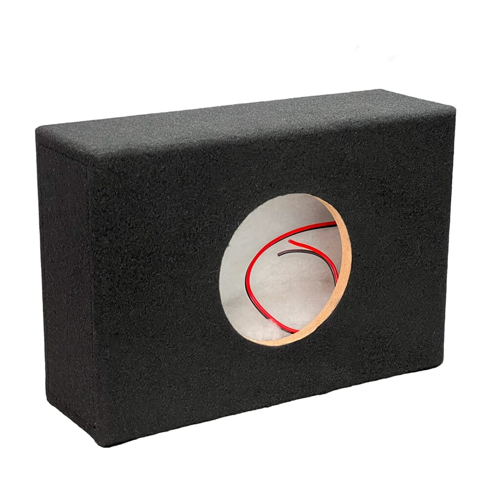 Tom baslåda i svart med en rund öppning och synliga kablar inuti.