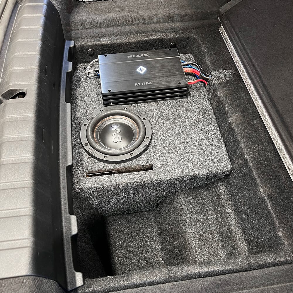 Modellanpassad tom baslåda med förstärkare och subwoofer för BMW i4.