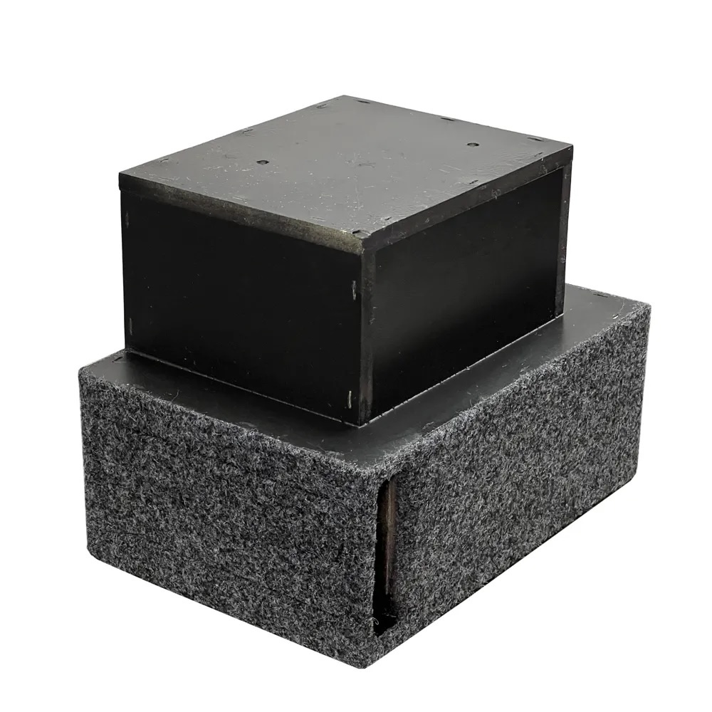 Modellanpassad tom baslåda med svart och grå filtbeläggning för ID. BUZZ Cargo.