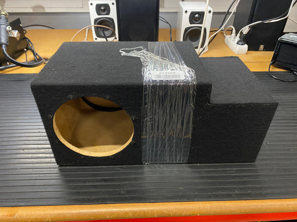 Modellanpassad tom baslåda med ett hål, svart filtöverdrag.