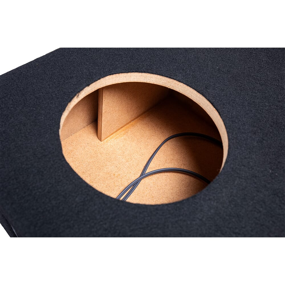 Tom baslåda med rund öppning och innerutrymme för kablar.