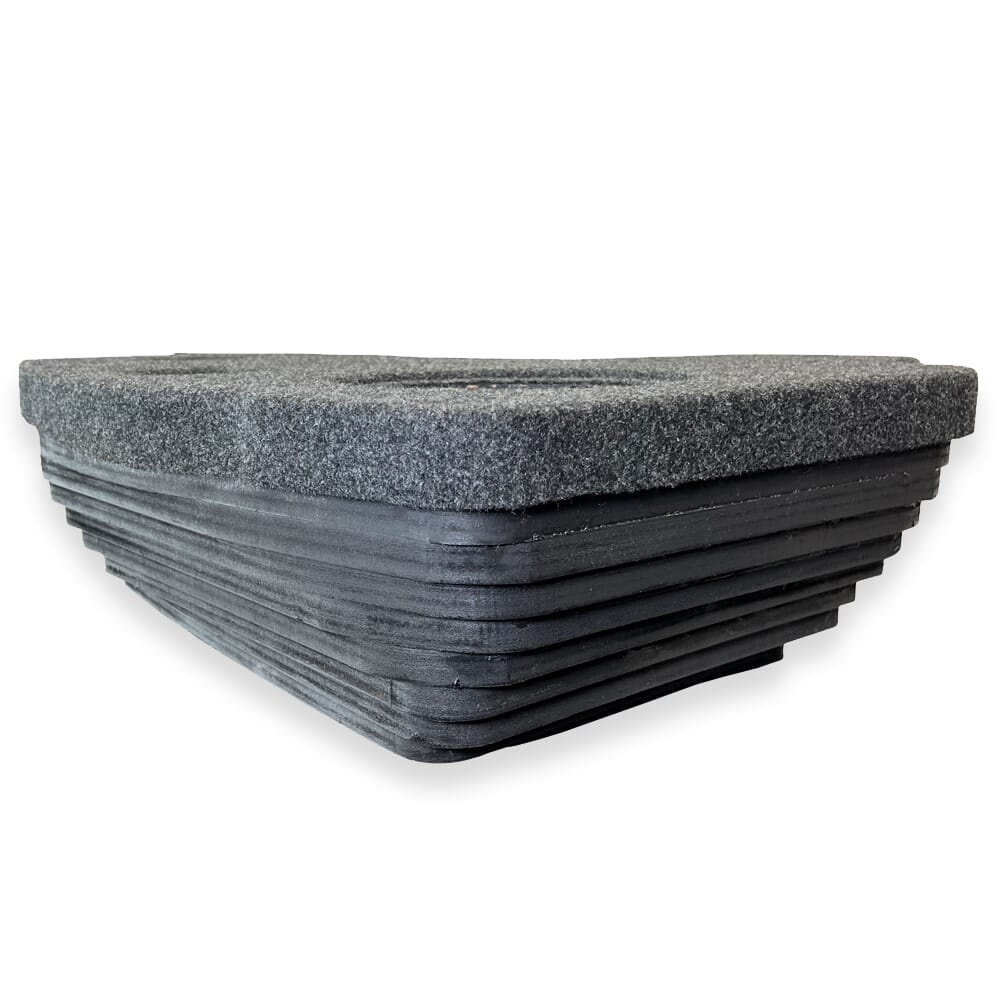 En svart modellanpassad baslåda med matt yta för Polestar 2.