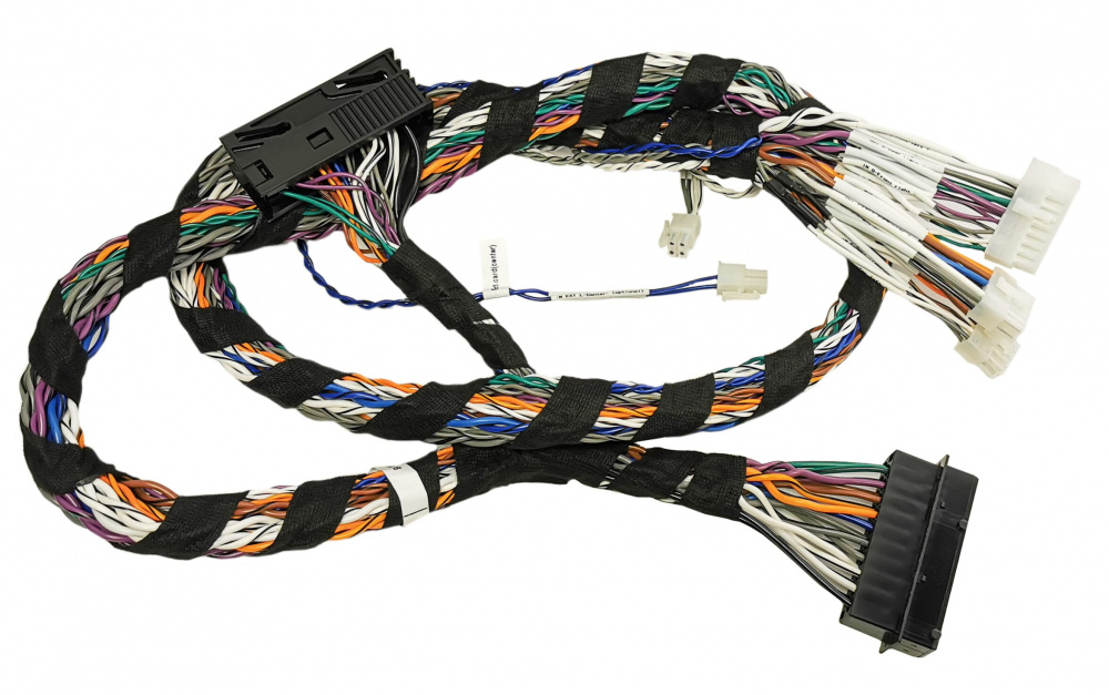 Kablage för BMW:s ljudsystem Top-HiFi med flera färgade ledningar.