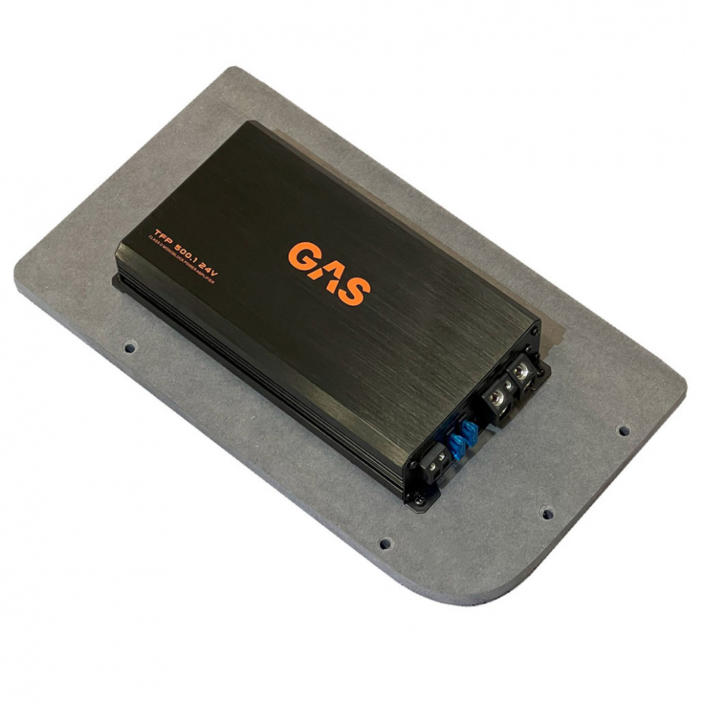 Monteringsplatta med svart förstärkare och GAS-logotyp.