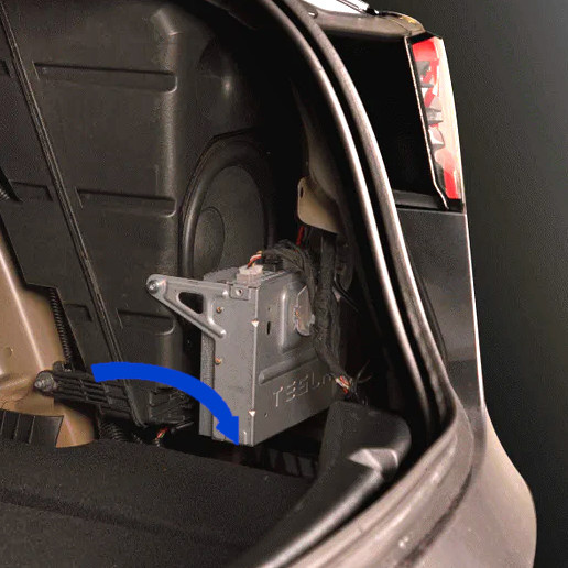 Monteringsplatta för slutsteg i bagageutrymmet på Tesla Model 3.