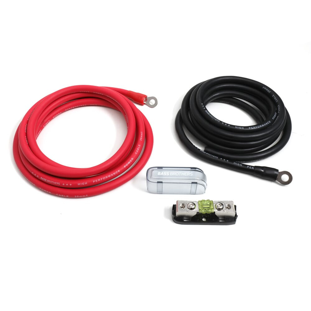 Två strömkablar (röd och svart), säkringshållare och tillbehör.