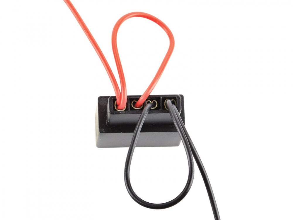 Högtalaradapterkabel med två röda och en svart ledning.