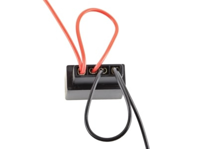 Adapterkabel med anslutningar för högtalare i BMW.