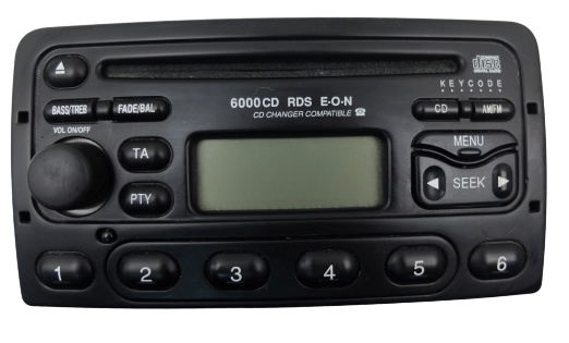 En bilradio med CD-spelare och olika funktioner för ljudjustering.