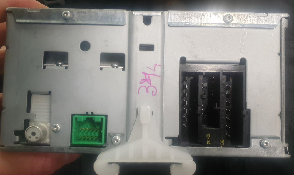 En metallpanel med kontakter och anslutningar för Ford och Mazda.